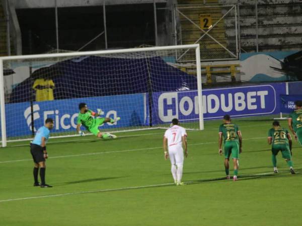 Arboleda venció en el fondo a Samudio para el 1-0 de Olimpia sobre Marathón,