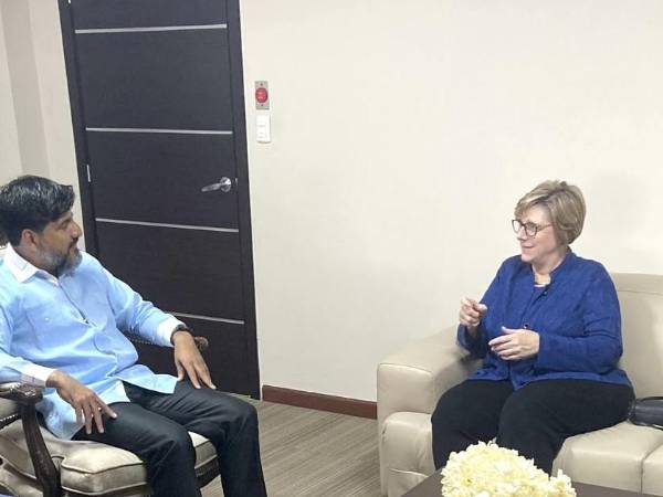 La embajadora Laura Dogu se reunió este martes con el fiscal general Johel Zelaya.