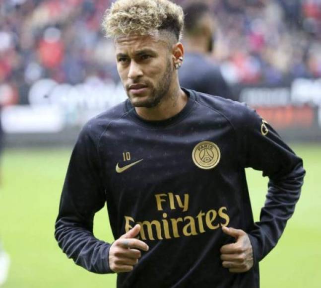 Neymar: En Francia informan que ve difícil la posible llegada del atacante brasileño al Barcelona. L'Equipe ha llegado a publicar que el propio Neymar habría comunicado ya al PSG, al Barça y a su familia que se quedará en París.