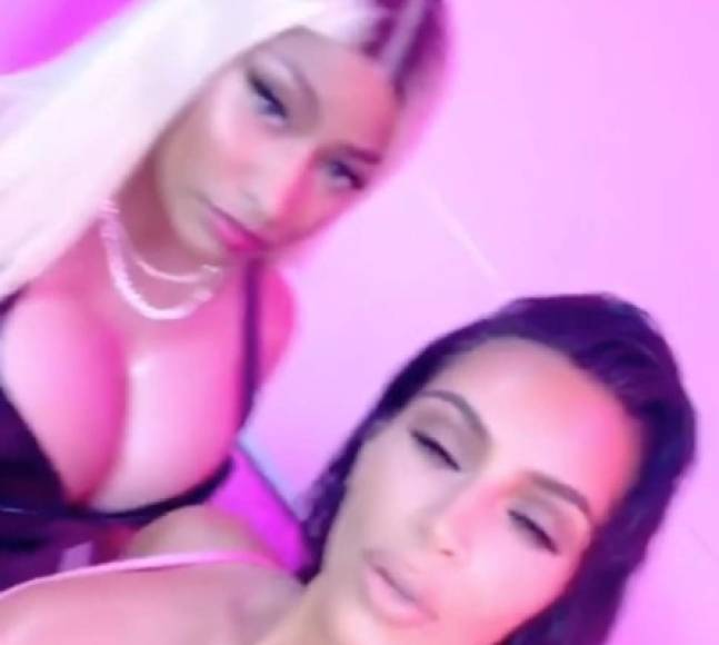 Nikki Minaj y Kim Kardashian durante la fiesta.