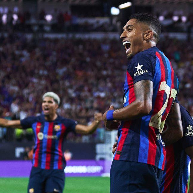 El extremo brasileño Raphinha se lució con un golazo en su primer clásico Barcelona vs Real Madrid.