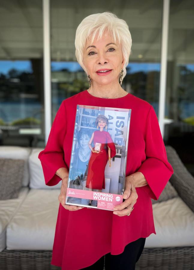 La escritora chilena Isabel Allende posa con la muñeca inspirada en ella.