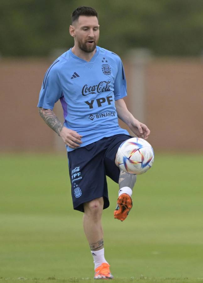 Messi se prepara para volver a jugar con Argentina tras haber ganado el Mundial de Qatar 2022.