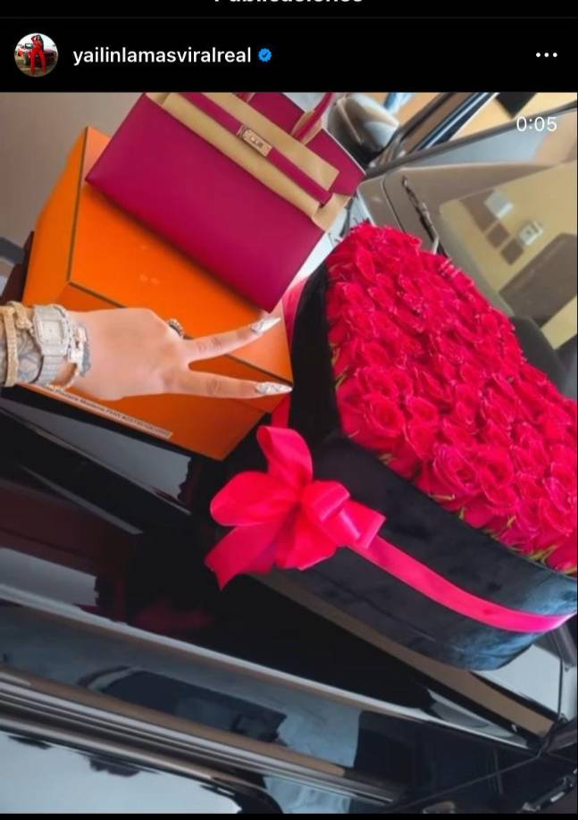 Sin embargo, aunque sabemos el valor extremo de estos regalos, aún no sabemos quién se los regaló. Muchos especulan que pueden ser de Tekashi 6ix9ine, ya que se especulan que los dos tienen un romance secreto.