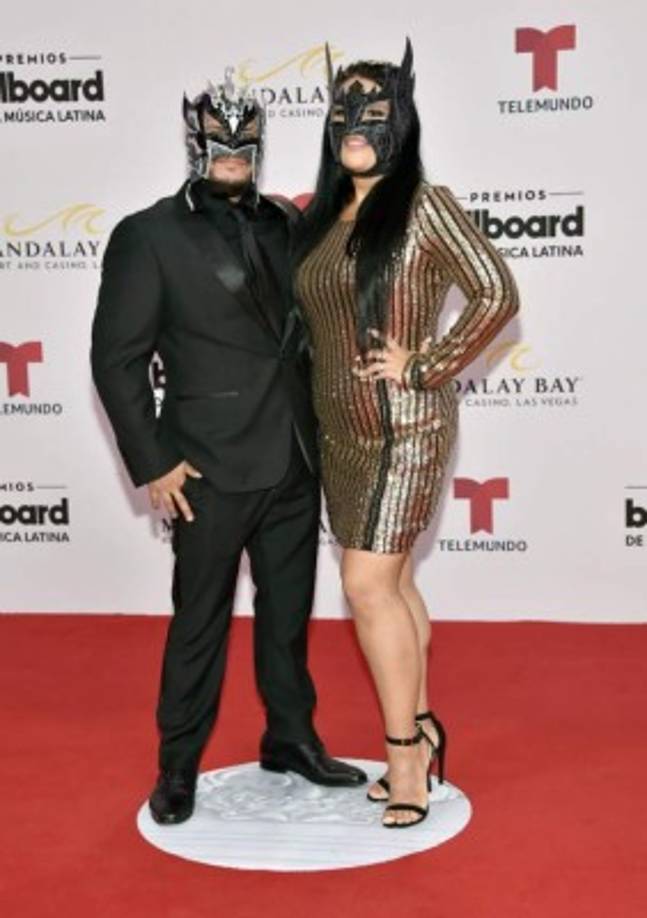 El luchador mexicano Kalisto no deja de serlo ni abajo del ring y su señora lo acompaña en el sentimiento.