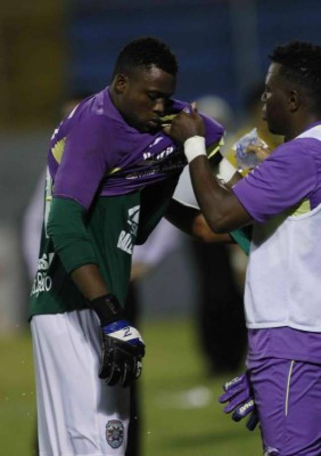 Yustin Arboleda dejó la delantera para ponerse el uniforme de portero tras la expulsión de Denovan Torres.