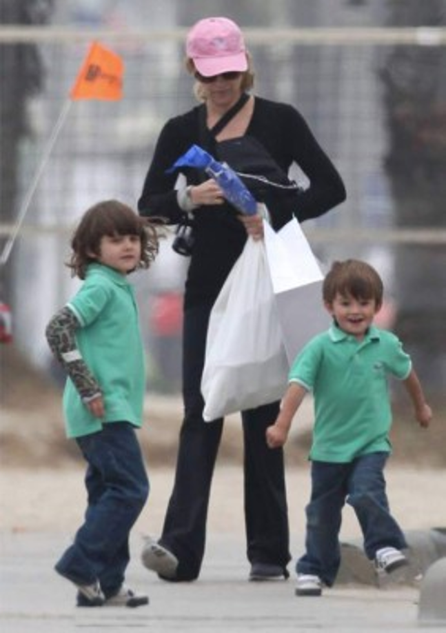 Aracely con sus dos pequeños de paseo.