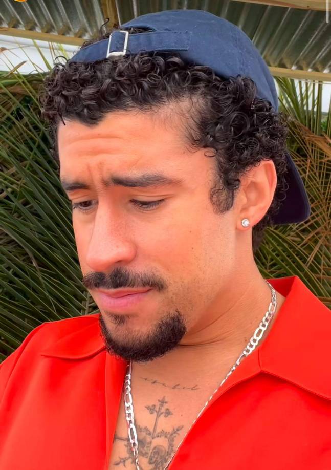 Actualmente Bad Bunny goza de una alta popularidad en las redes sociales, es seguido por más de 45 millones de seguidores en su cuenta de Instagram.