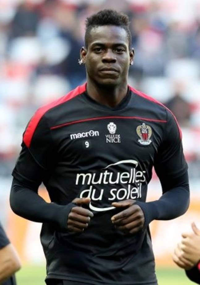 Jean-Pierre Rivère, presidente del Niza, ha dicho que Mario Balotelli rechazó una importante oferta de China antes de renovar por el club francés: 'Llegó una oferta muy grande del fútbol chino, poca gente la habría rechazado. Él quería jugar en un torneo importante'. El delantero prefirió quedarse en Europa para competir en una gran liga y volver a jugar la Champions League.