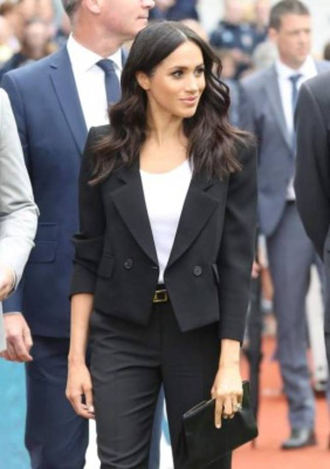 Siguiendo los pasos de su suegra, Meghan ha impuesto un estilo de moda con sus trajes de chaqueta y pantalón. Aunque la Casa Real no los prohíbe, el protocolo favorece el uso de faldas y vestidos para los eventos públicos de la realeza.