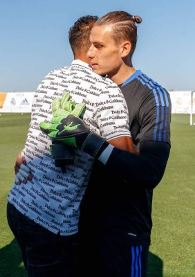 El otro portero del Real Madrid, el ucraniano Andriy Lunin, le dijo unas breves palabras a Varane en su despedida.