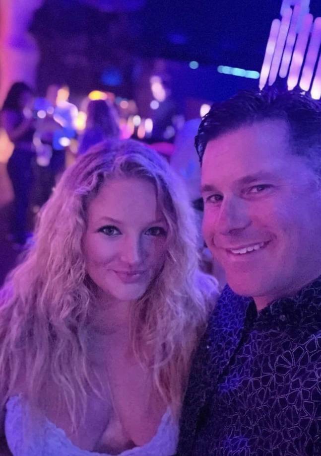 El 31 de mayo, Andrea hizo una publicación en Facebook mostrando los registros de actividad mensual del departamento de su esposo, que incluían 3203 llamadas de servicio.