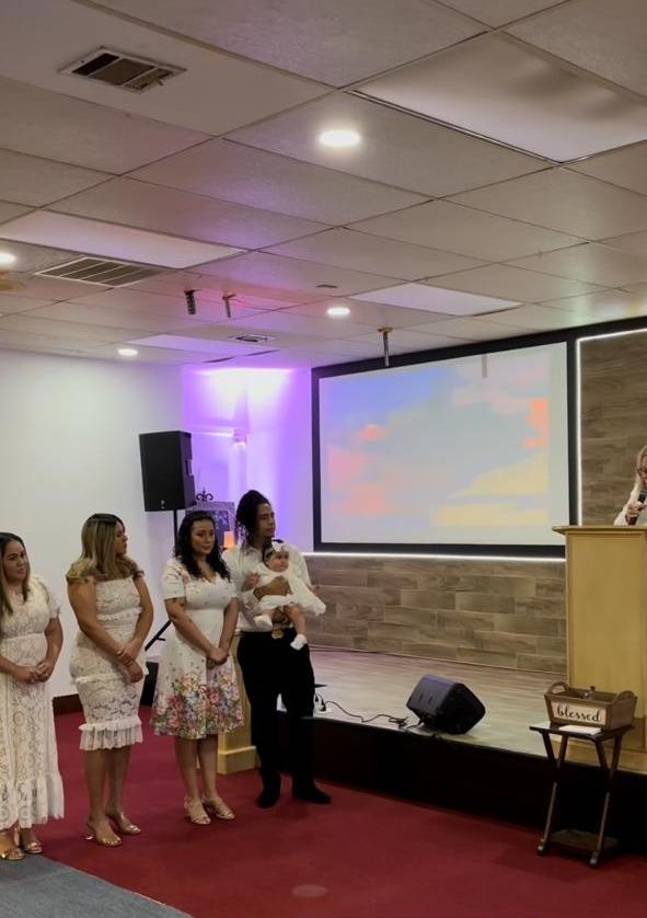 Hace unos meses, Elsa y su familia realizaron la ceremonia de presentación de Summer Ivette, quien tenía solo 7 meses, ante Dios, la iglesia y sus seres queridos.