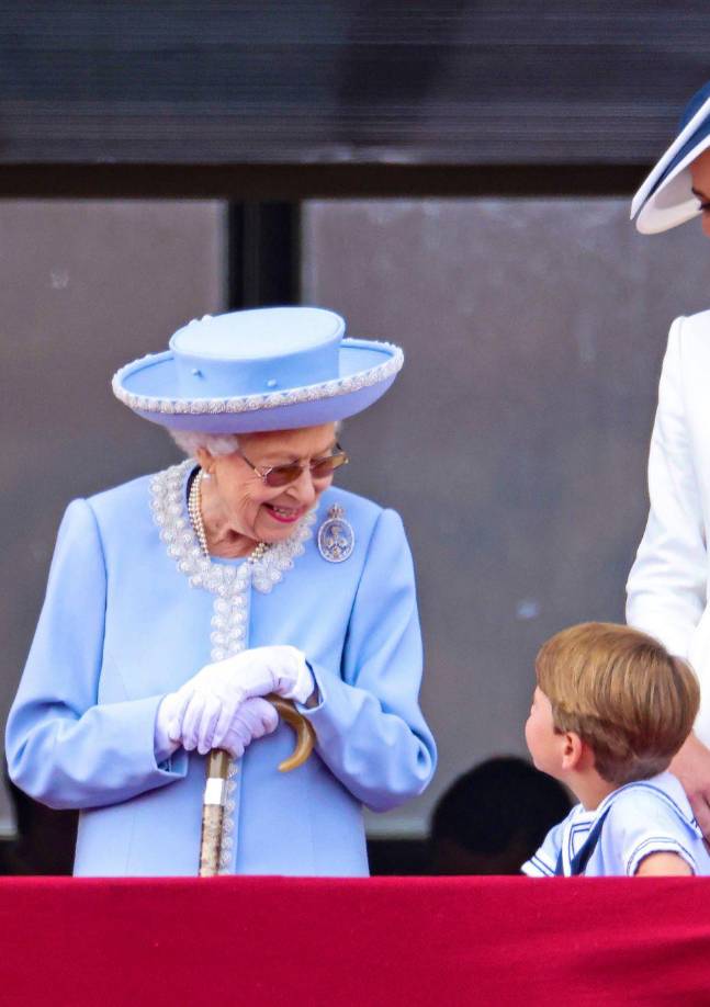 La reina también dedicó unos momentos a su bisnieto frente a la multitud que la vitoreaba en el centro de Londres.