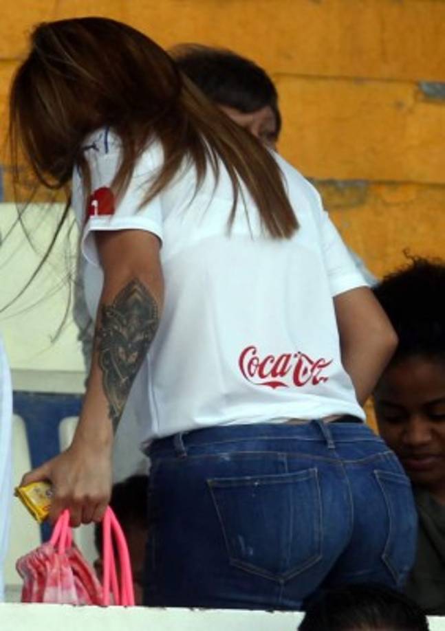 Vivian García, esposa del jugador olimpista Jaime Córdoba, fue una sensación en las gradas dle estadio Nacional.