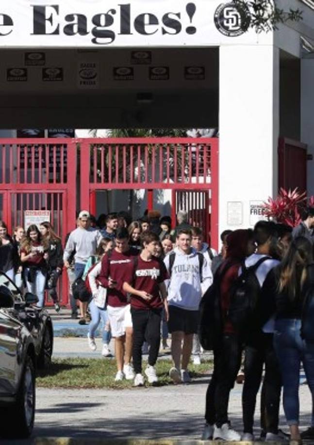 Alumnos del cercano colegio West Glades se sumaron a la concentración en Parkland bajo el lema de 'No más rifles', un mensaje de protesta que resonó contundente en todo el país en rechazo a las permisivas leyes actuales de control de armas.
