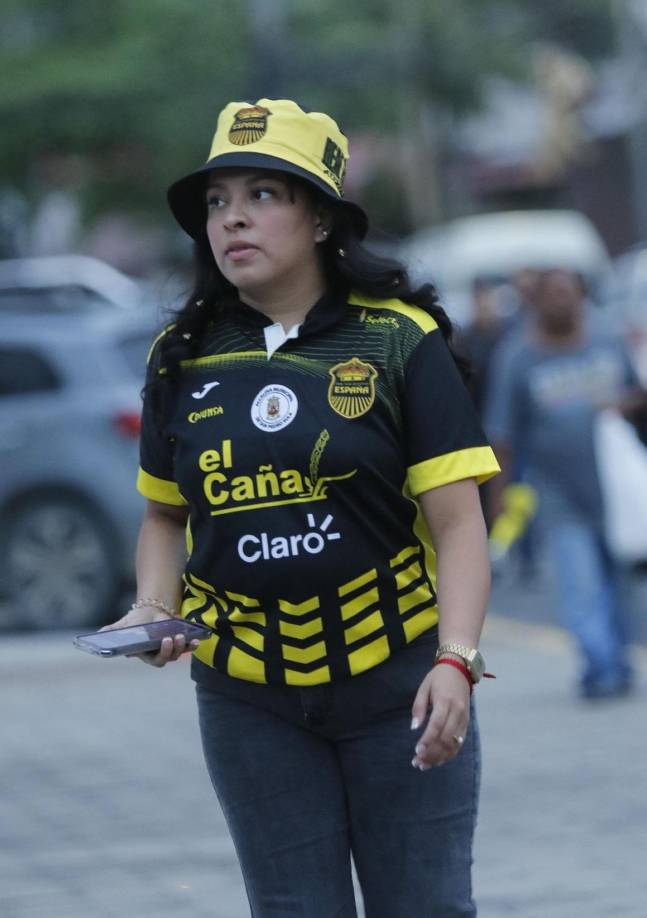 Esta guapa aficionada del Real España llegó bien identificada con los colores aurinegros.