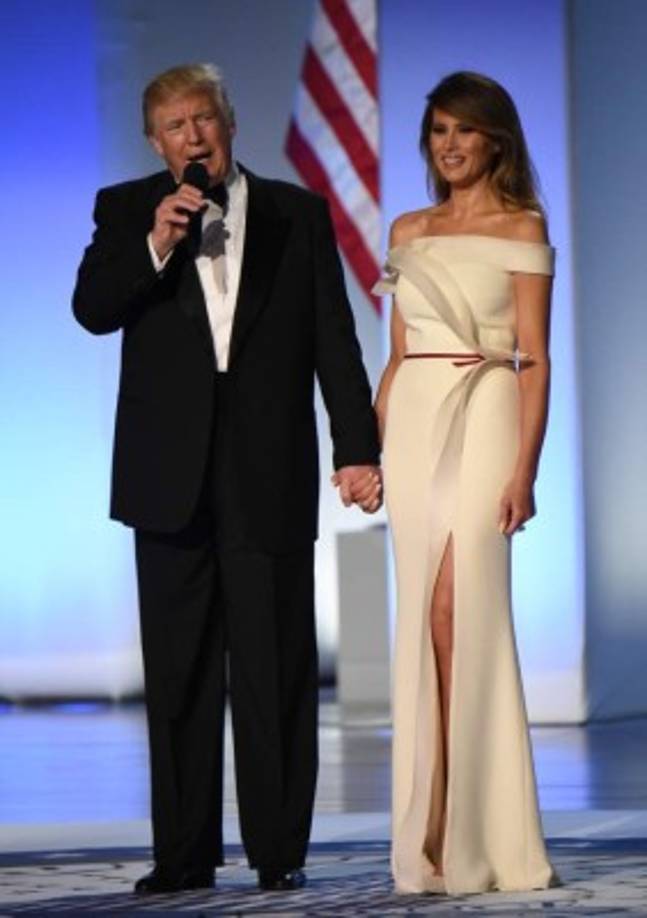 Trump antes del baile se dirigió a los asistentes y dijo que sentía 'como si Dios estuviera mirándonos a todos' en su primer día en el cargo.