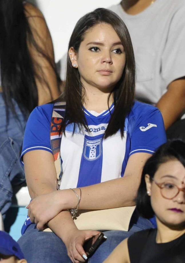 Las hermosas catrachas se fueron vestidas con la indumentaria de la Selección Nacional de Honduras.