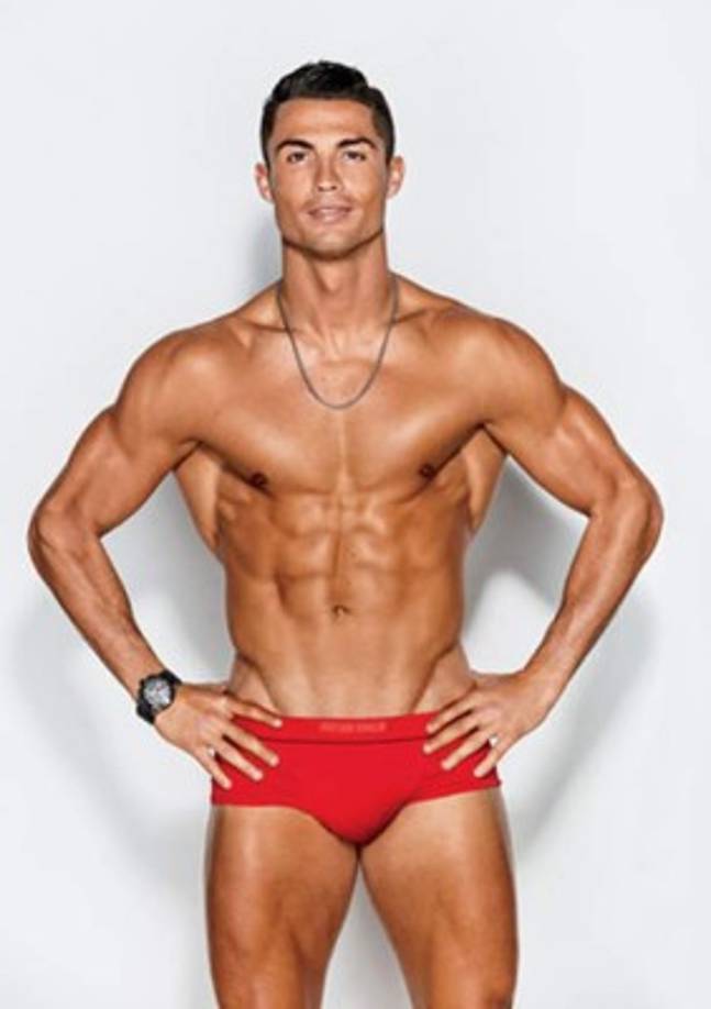 Cristiano Ronaldo luce su musculatura en su máximo esplendor.