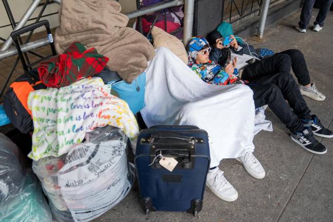 Inmigrantes protestan en Nueva York tras ser desalojados de un hotel y  quedar en la calle - Diario La Prensa