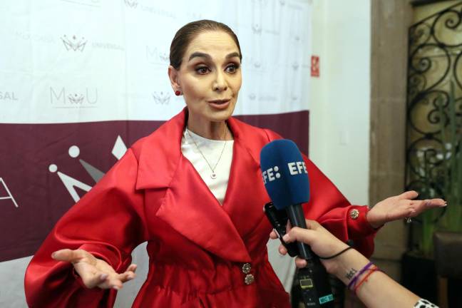 La ex Miss Universo mexicana Lupita Jones habla durante una entrevista con EFE este martes, en Ciudad de México (México).