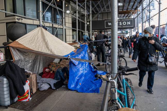 Inmigrantes protestan en Nueva York tras ser desalojados de un hotel y  quedar en la calle - Diario La Prensa