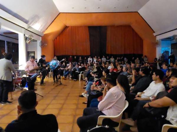 Jazz Trío Guitar, integrado por Norman Robles, Santos Valladares y Diego Enamorado, ofrecieron una inolvidable velada musical en el Museo de Antropología e Historia, en la cual también participaron los artistas Jorge Quintero y Orlyn Andino.