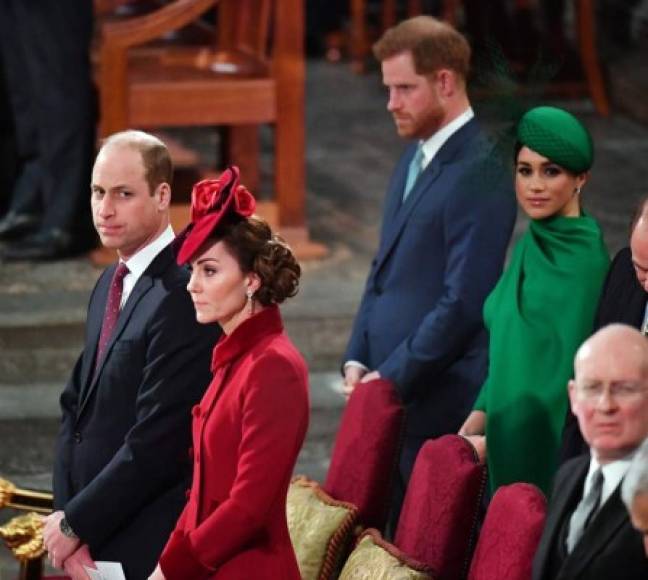 Las cámaras de la BBC y los medios de prensa que estuvieron en la Abadía de Westminster para el Servicio de la Commonwealth el lunes 09 de marzo captaron las frías miradas entre los hermanos, el príncipe Harry y William.<br/>