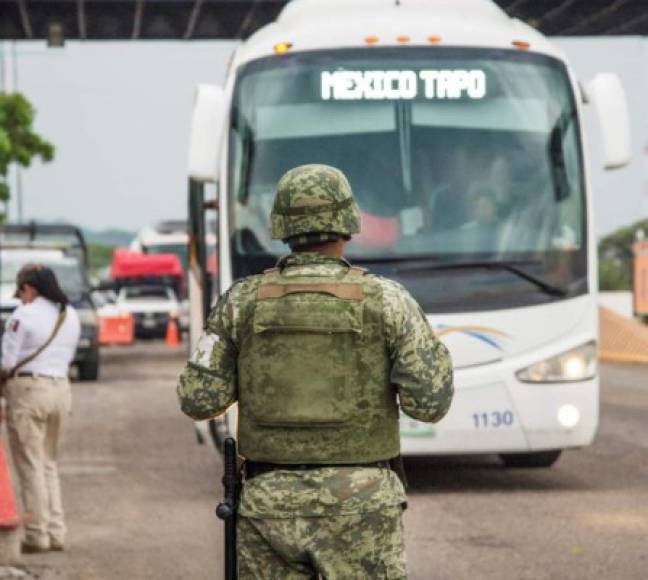 Los militares vigilan los retenes en puntos fronterizos que han resultado en la detención de cientos de migrantes en los últimos tres días en el sur de México.