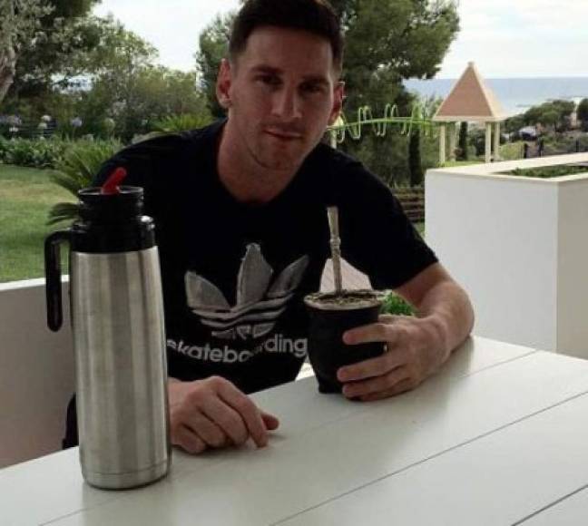 Messi se reunió este jueves con su padre en su mansión y medios internacionales señalan que ahora el argentino estaría meditando quedarse en Barcelona tras la reunión de su papá que tuvo con Bartomeu.