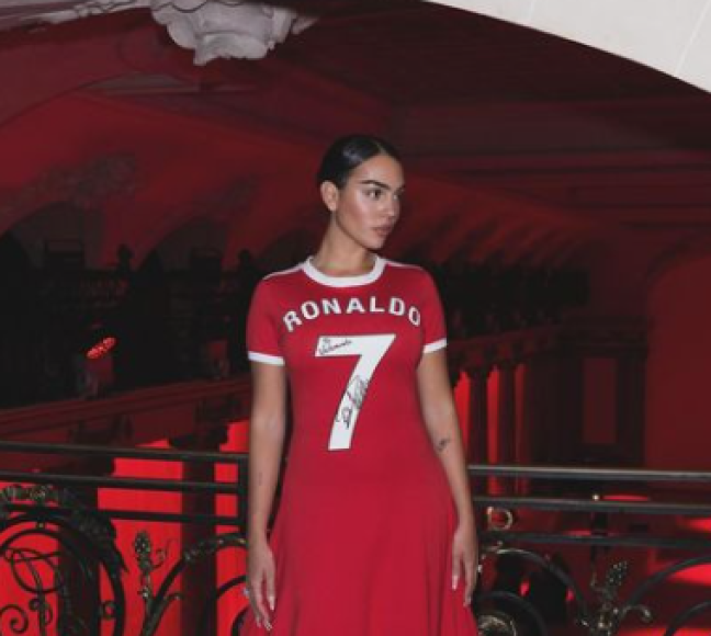 Georgina lució un innovador vestido de color rojo encendido con el icónico número 7 y el apellido del jugador en la parte delantera.