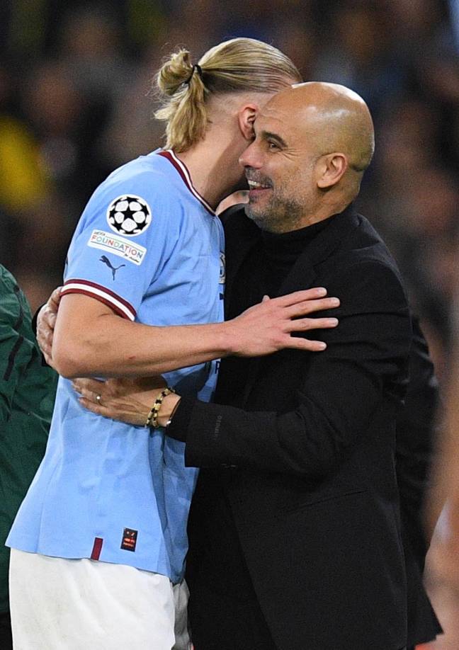 Pep Guardiola abrazando a Erling Haaland tras sustituirlo.