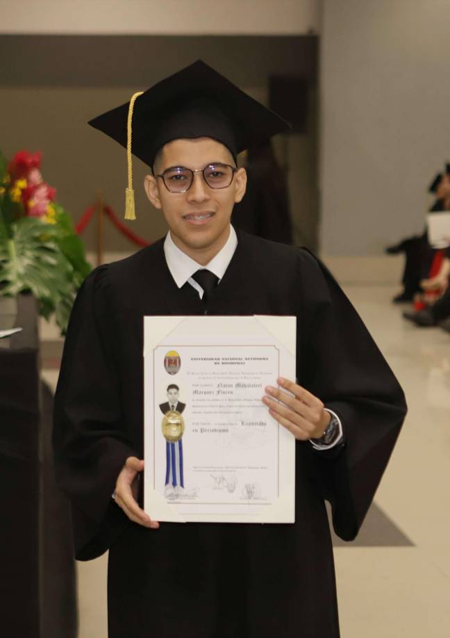 ¡Felices y orgullosos! Así festejan los nuevos egresados de Unah-vs