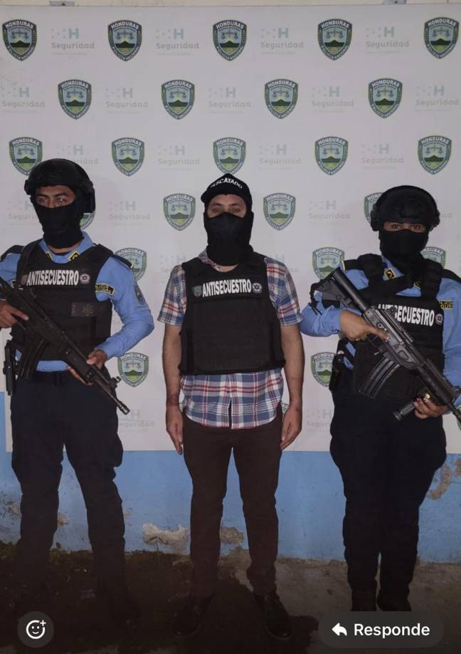 El día Domingo 08 de septiembre de 2024, en horas de la madrugada el ciudadano de nombre Óscar Daniel Fernández Fernández de 33 años de edad, salió de su casa de habitación ubicada en San Marcos, Santa Bárbara, para luego trasladarse a la ciudad de San Pedro Sula, Cortes a realizar diligencias personaleS, aproximadamente a las 12:00 horas sus familiares recibieron mensajes de texto mediante la red social WhatsApp de un número desconocido con codigo de area de México, donde les informan a sus familiares que tienen Secuestrado al ciudadano antes mencionado, de igual manera reciben una llamada telefónica del mismo número y les exigen la cantidad de $30,000.00 dolares a cambio de su liberación.