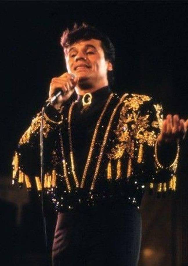 Ismael Alcalá es otro de los noviazgo más polémico del artista ya que este lo denunció, porque según fue obligado a tener sexo con otras personas. 