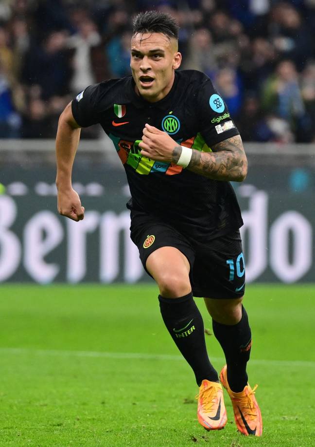 Alejandro Camaño, agente de Lautaro Martínez, habló en un programa de ‘Radio Colonia’ sobre la supuesta salida del delantero argentino del Inter de Milán.”Lauti nos va a dar muchas alegrías en los próximos años, dónde vaya va a ser animador. Triunfará donde sea, seguramente le irá bien. Esperemos que juegue en un gran equipo y pueda competir en competiciones como la Champions League”, dijo Camaño sobre el futuro de Lautaro, que está en la órbita del Atlético de Madrid.