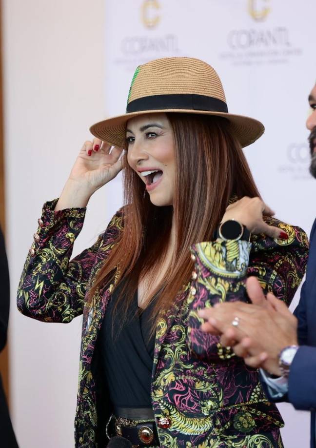 Ella posó ante las cámara con mucha alegría y admirando el sombrero manufacturado a mano por talentosos hondureños. 