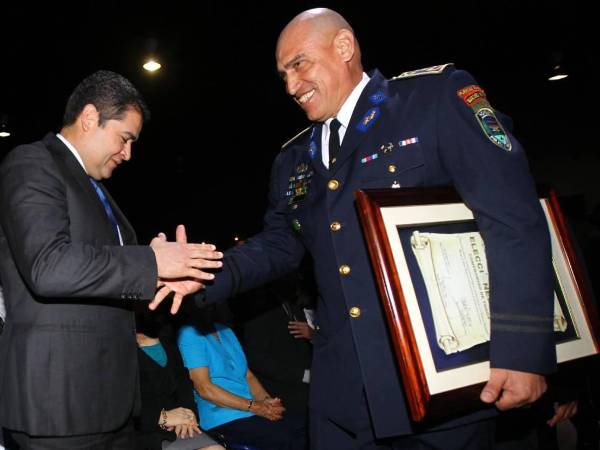 Juan Carlos “El Tigre” Bonilla, exdirector de la Policía Nacional de Honduras, quien se declaró culpable de narcotráfico en febrero pasado, fue sentenciado este jueves a 228 meses de prisión (19 años) en la Corte del Distrito Sur de Nueva York, Estados Unidos.