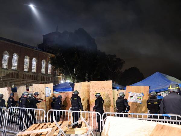 La policía desalojó un campamento de estudiantes propalestinos en el campus de la UCLA.