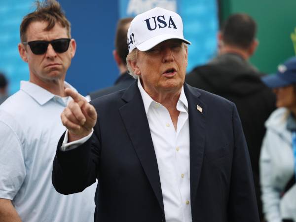 El presidente de Estados Unidos, Donald Trump, habla con los medios de comunicación durante una visita al Trump International Golf Links and Hotel en Doonbeg, Irlanda, el 13 de septiembre de 2026. (Irlanda) EFE/NEIL HALL