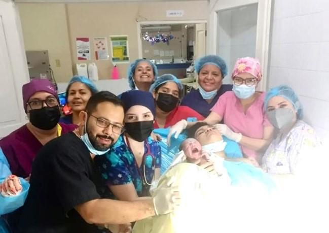 Una niña es la primera bebé nacida en 2023 en Honduras