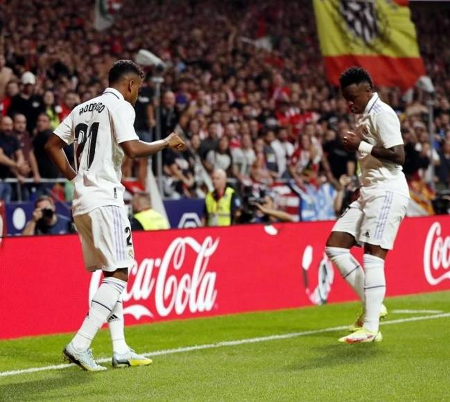 El baile de Vinicius y Rodrygo frente a la afición del Atlético tras el 0-1 del Real Madrid.