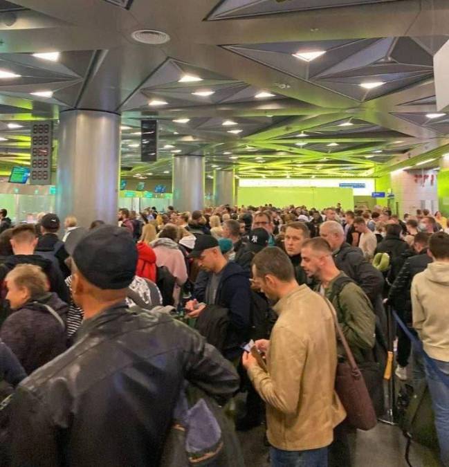 En los aeropuertos de Moscú y las principales ciudades, cientos de hombres intentaban salir vía aérea antes de que entrara en vigor el llamado a los reservistas para combatir en la guerra contra Ucrania.