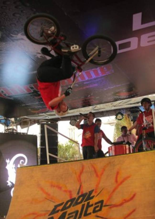 Las acrobacias en bicicleta asombraron a los asistentes.