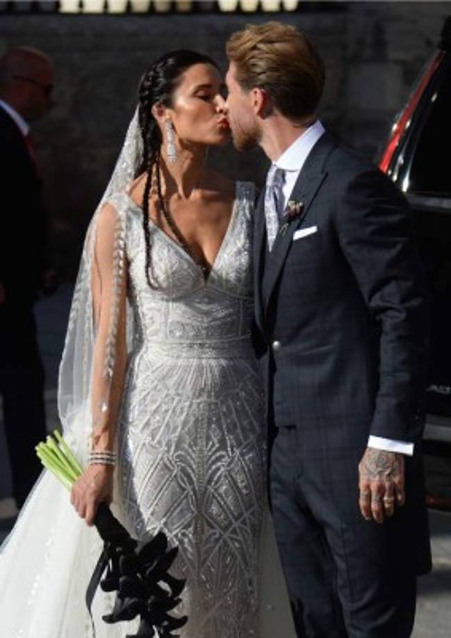 Sergio Ramos y Pilar Rubio se casaron en una boda 'galáctica' y así sellaron el compromiso, con un beso para los medios de comunicación que cubrieron el enlace.