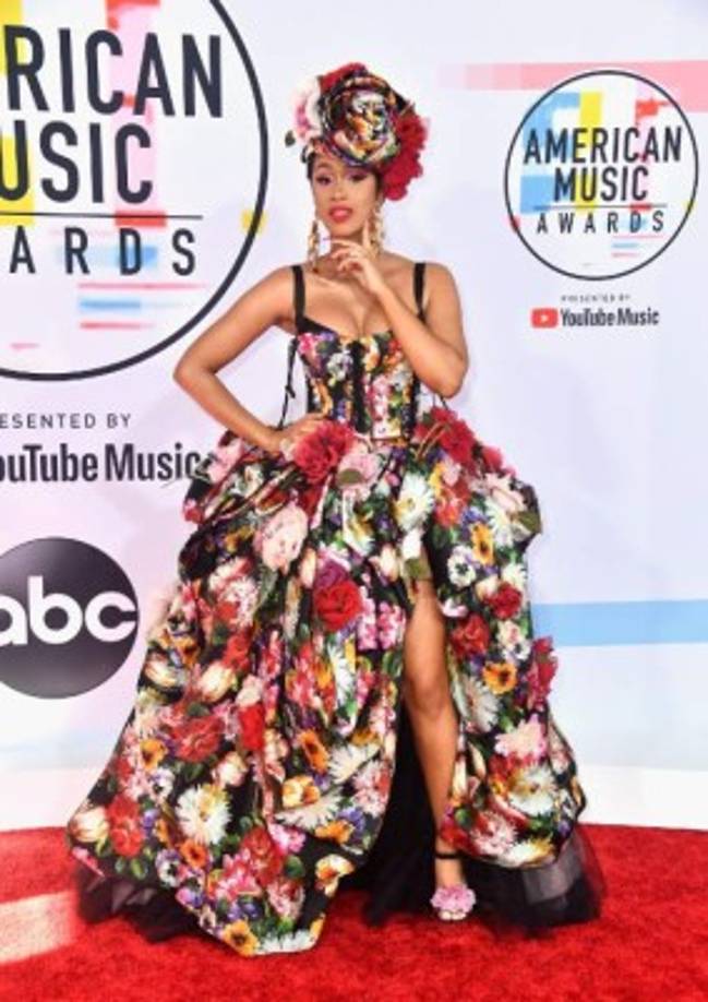 Cardi B<br/><br/>Excéntrica pero linda, así lució la rapera con un vestido que recordaba sus raíces dominicanas con mucho color y extravagancia. Daban ganas de ponerse a bailar con solo verla.<br/>