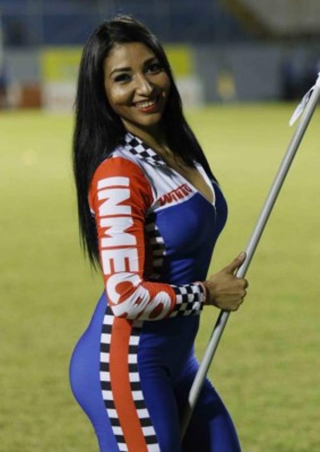 Otra de las bellas chicas que se hizo presente al clásico moderno de Honduras.