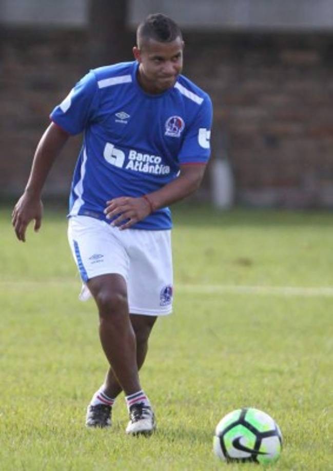 Óscar Salas: El mediocampista estará firmando esta semana su renovación con el Olimpia. El volante en su momento fue pretendido por el Motagua e inclusive se había despedido en sus redes sociales del cuadro olimpista.