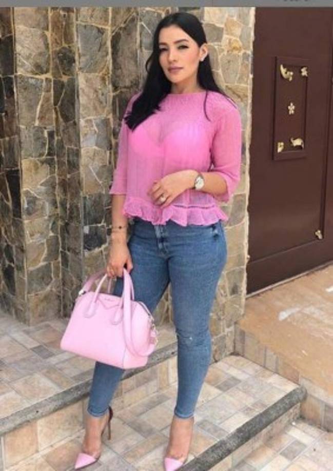 Virginia Varela es la bella esposa de Emilio Izaguiire. La hermosa dama cautiva siempre con su belleza.